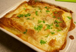 Goed gevulde Enchilada met kabeljauw en groente.