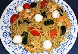 Spaghetti met gegrilde groenten, garnalen, mozzarella en pesto
