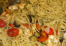 Spaghetti met gegrilde groenten, garnalen, mozzarella en pesto