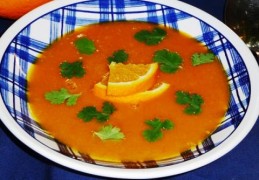 Pompoensoep met sinaasappel, kardemom, kokosmelk en koriander