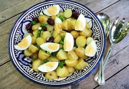 Tapas: Aardappelsalade met ei en olijven