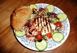 Maaltijdsalade met gegrilde kaas en bacon