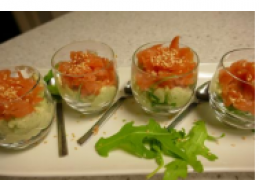 Amuse van gerookte zalm en avocadomousse.