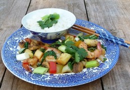 Aziatische wok met asperges, garnalen en zwarte bonensaus