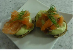 Avocadocrème met gerookte zalm en dille.