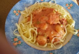 Pasta met grote garnalen in een heerlijke chiliroomsaus 