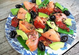 Maaltijdsalade met gerookte zalm en peultjes