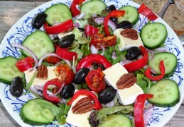 Frisse maaltijdsalade met brie, komkommer en paprika