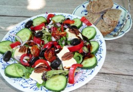 Frisse maaltijdsalade met brie, komkommer en paprika