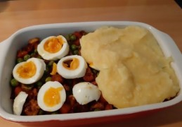 Indische ovenschotel Tutup met kipfilet ,doperwten, worteltjes en ei