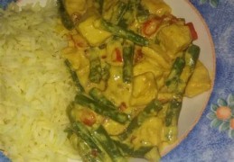 Curry met kipfilet, sperziebonen en paprika