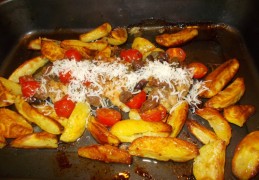 Kippendij met aardappeltjes en een pittige tomatensaus uit de oven