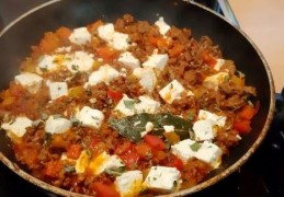 Grieks gehaktpannetje met paprika en feta