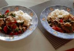 Curry met pulled chicken, peultjes en paprika