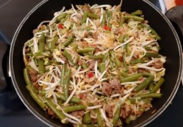Aziatisch rijstpannetje met gehakt, sperziebonen, champignons en taugé