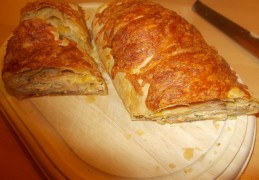 Strudel gevuld met ham, kaas en roomkaas