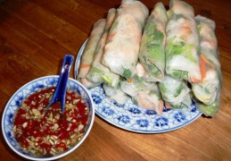 Vietnamese rijstvelloempia's Goi Cuon met Nuoc Cham
