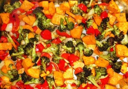 Traybake van zoete aardappel, broccoli en paprika