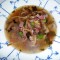 Heldere wildbouillon met paddenstoelen en gerookte eendenborst