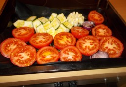 Soep van geroosterde tomaten,  courgette en knoflook 