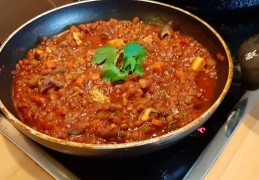 Vegetarische goulash van paddenstoelen en linzen