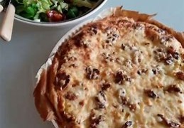 Bloemkoolquiche met kaas en walnoten