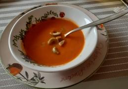 Romige tomatensoep met geitenkaas en olijven
