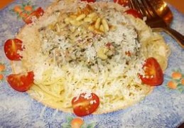 Spaghetti met spekjes, pestoroom en pijnboompitten