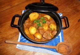 Bográcsgulyás (Hongaarse goulash)