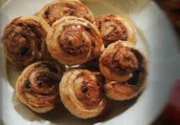 Rozijnenbroodjes van bladerdeeg