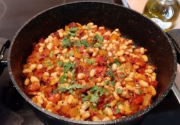 Witte bonenchili met spekjes en gedroogde tomaten