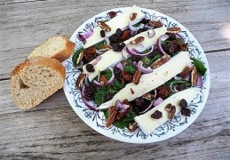 Maaltijdsalade met spinazie en brie