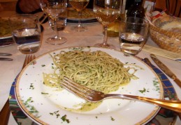 Pittige spaghetti met Spaanse peper, knoflook en pesto