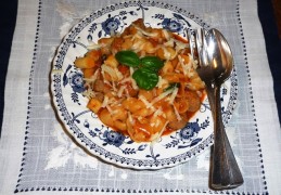 Pasta met asperges en tomatensaus