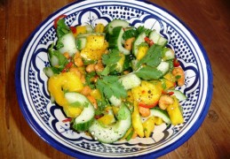 Mexicaanse komkommersalade met mango en rode peper