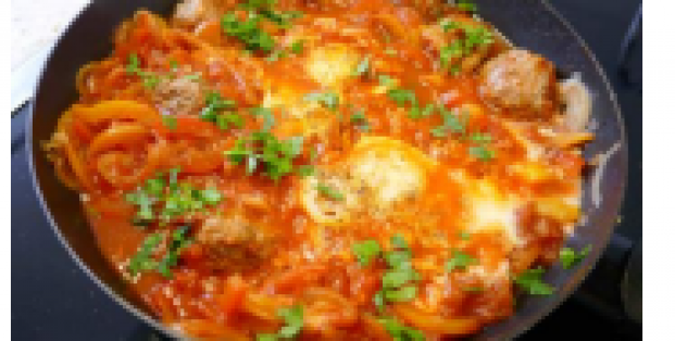 Tunesische Shakshuka met gehaktballetjes.