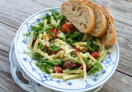 Italiaanse pastasalade met kip en rucola