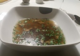 Rozemarijnbouillon met paddenstoelen