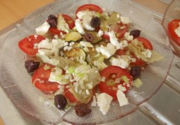 Griekse courgettesalade met tomaat, feta, artisjokharten en olijven