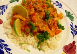 Kleurrijke Curry met kip en groentjes.