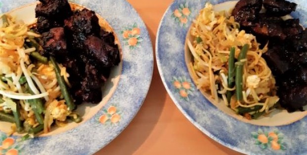 Indische zacht gestoofde varkenskarbonade in ketjapsaus (Babi smoor )