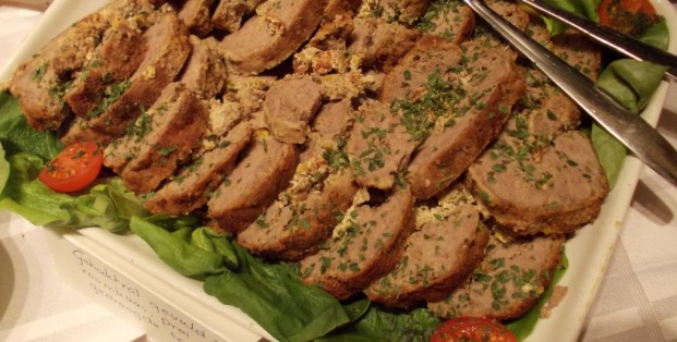 Gehaktrol gevuld met kaas, prei en gedr. tomaten