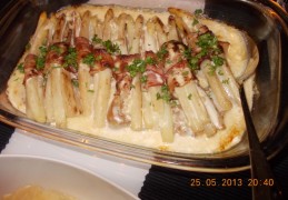 Asperge-baconrolletjes op varkenshaasmedaillons met wittewijn-saus