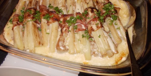 Asperge-baconrolletjes op varkenshaasmedaillons met wittewijn-saus