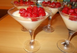 Advocaatmousse met in likeur gemarineerde frambozen