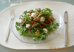 Salade van asperges met geitenkaas, gedroogde tomaten en walnoten