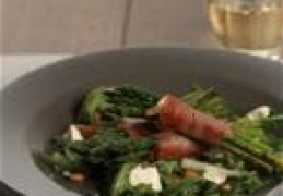 Salade van groene asperges met geitenkaas en sinaasappeldressing