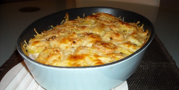 Romige aspergeschotel met ham, kaas en aardappelschijfjes