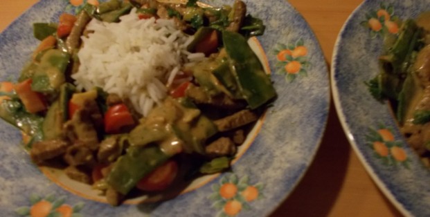 Aziatische runderreepjes met peultjes en paprika in  pindakokossaus