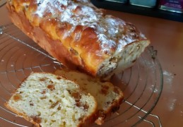 Luchtig kwarkbrood met rozijnen